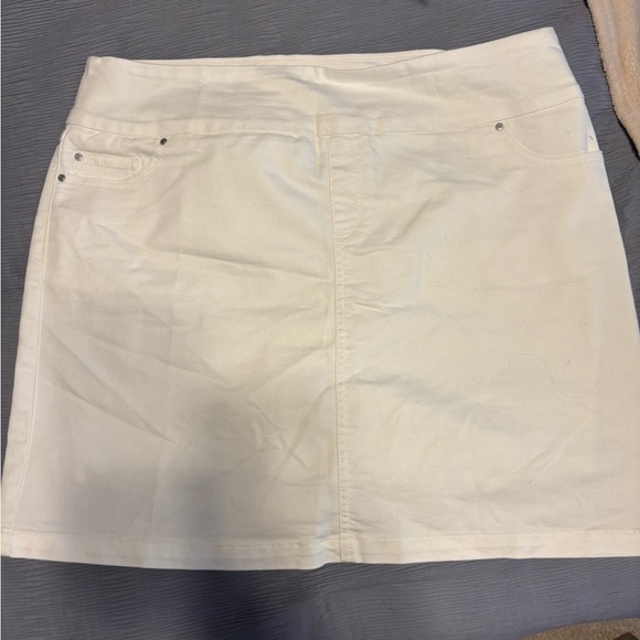 Stylish white skort - Picture 1 of 4